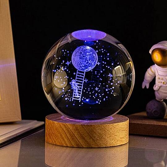 AYA ÇIKAN ASTRONOT TASARIM, IŞIKLI USB'Lİ DEKORATİF CAM KÜRE