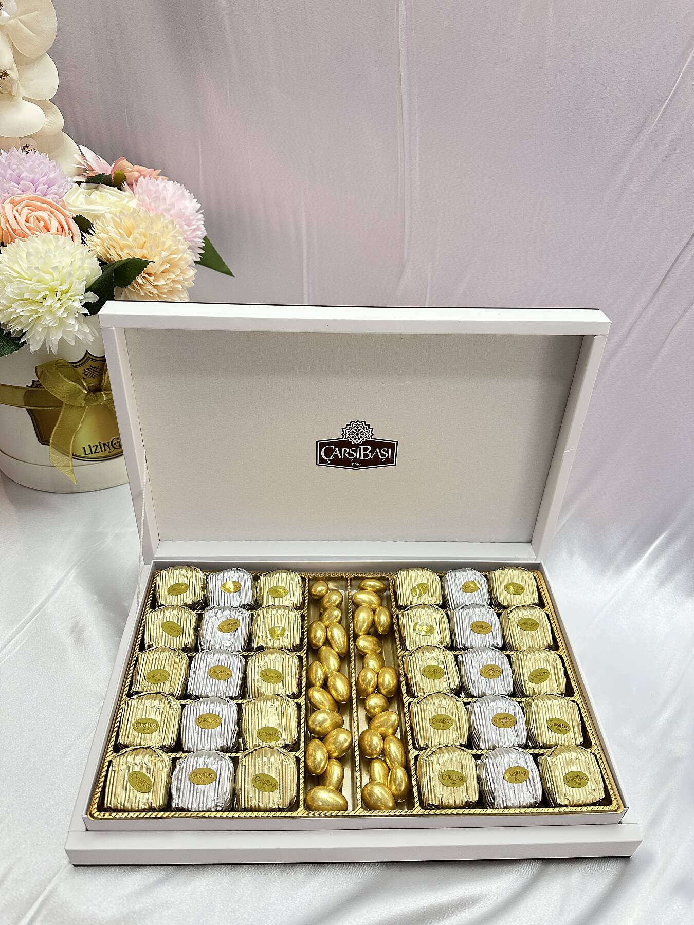 ÇİÇEK BATON ANTEP FISTIKLI ÇİKOLATA GOLD BADEM DRAJE (BÜYÜK BOY KUTU)